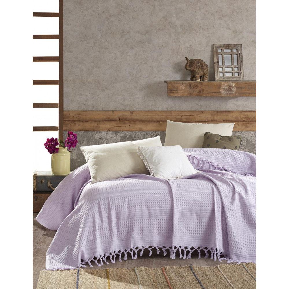 Κουβέρτα πικέ διαστάσεων 220X240 cm κατασκευασμένη από 100% οικολογικό βαμβάκι με dobby ύφανση και χειροποίητο κρόσσι στο τελείωμα.