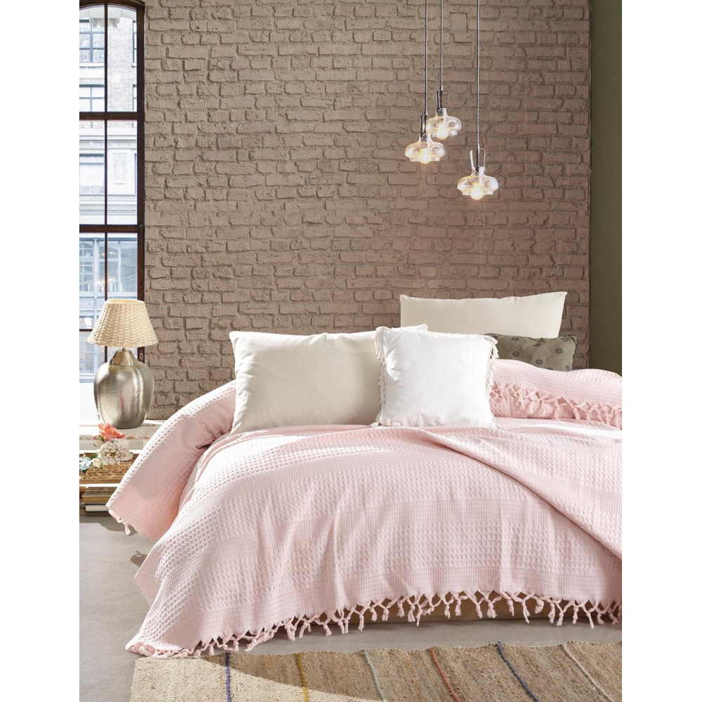 Κουβέρτα πικέ διαστάσεων 220X240 cm κατασκευασμένη από 100% οικολογικό βαμβάκι με dobby ύφανση και χειροποίητο κρόσσι στο τελείωμα.