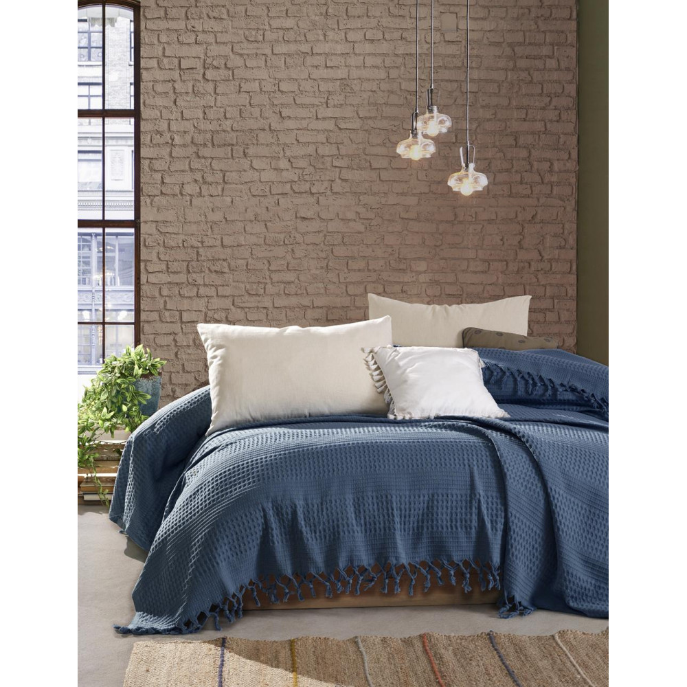 Κουβέρτα πικέ διαστάσεων 220X240 cm κατασκευασμένη από 100% οικολογικό βαμβάκι με dobby ύφανση και χειροποίητο κρόσσι στο τελείωμα.