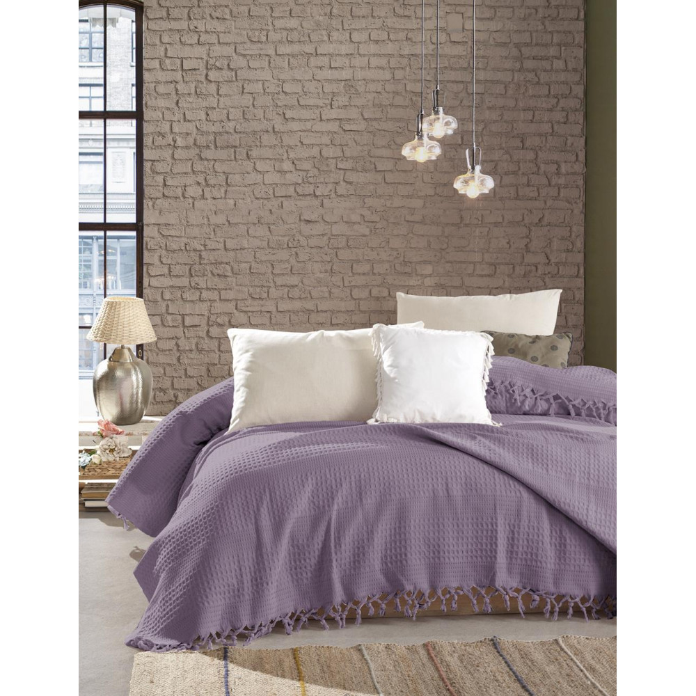 Κουβέρτα πικέ διαστάσεων 220X240 cm κατασκευασμένη από 100% οικολογικό βαμβάκι με dobby ύφανση και χειροποίητο κρόσσι στο τελείωμα.