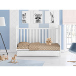 Βρεφικό απαλό παπλωματάκι κούνιας 120Χ160 cm με γέμιση βατα αντιαλλεργική 300 gsm -Κατασκευασμένο από ύφασμα βαμβακερό 100 %, 144 Κλωστών, σε χαρούμενα χρώματα με βρεφικές και μοντέρνες παραστάσεις για τη κούνια του μωρού σας.