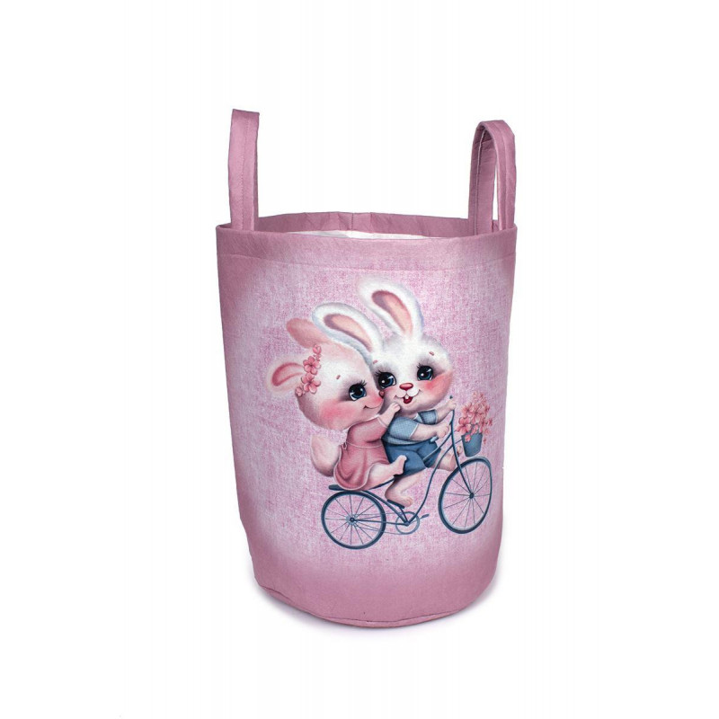 Η φωτογραφία δείχνει Υφασμάτινο καλάθι αποθήκευσης για την τακτοποίηση του παιδικού-βρεφικού δωματίου, διαστάσεων 50X30X45 cm και χωρητικότητας έως 32L με χρωματιστό σχέδιο ψηφιακής εκτύπωσης για να ομορφαίνει το δωμάτιο.