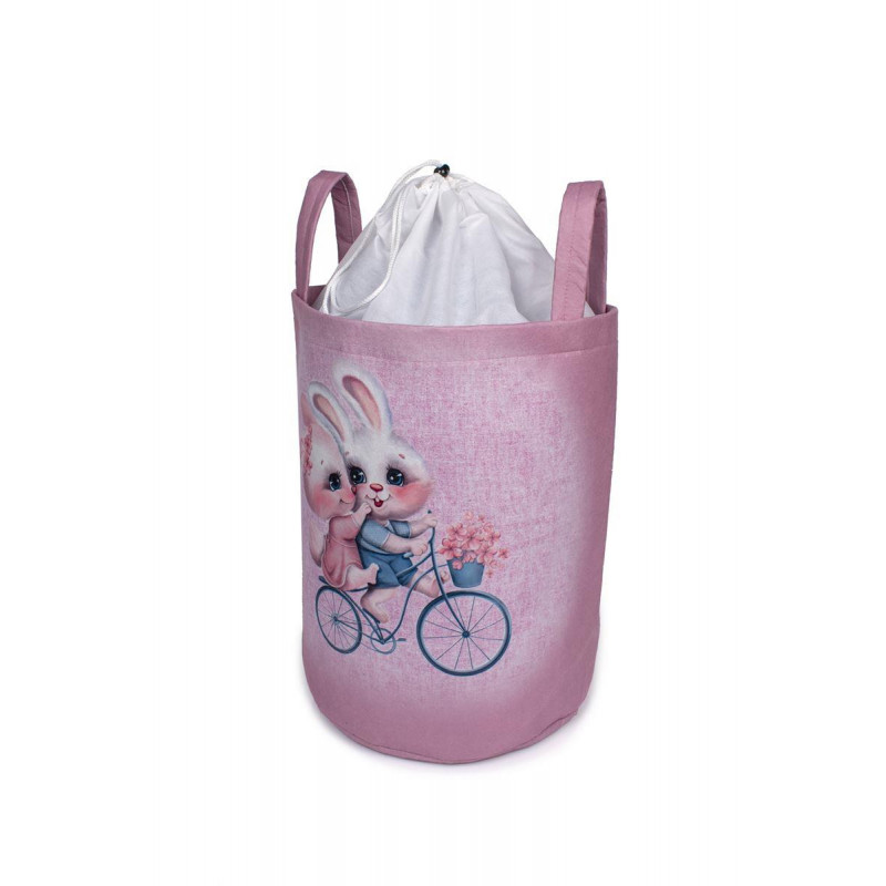 Η φωτογραφία δείχνει Υφασμάτινο καλάθι αποθήκευσης για την τακτοποίηση του παιδικού-βρεφικού δωματίου, διαστάσεων 50X30X45 cm και χωρητικότητας έως 32L με χρωματιστό σχέδιο ψηφιακής εκτύπωσης για να ομορφαίνει το δωμάτιο.