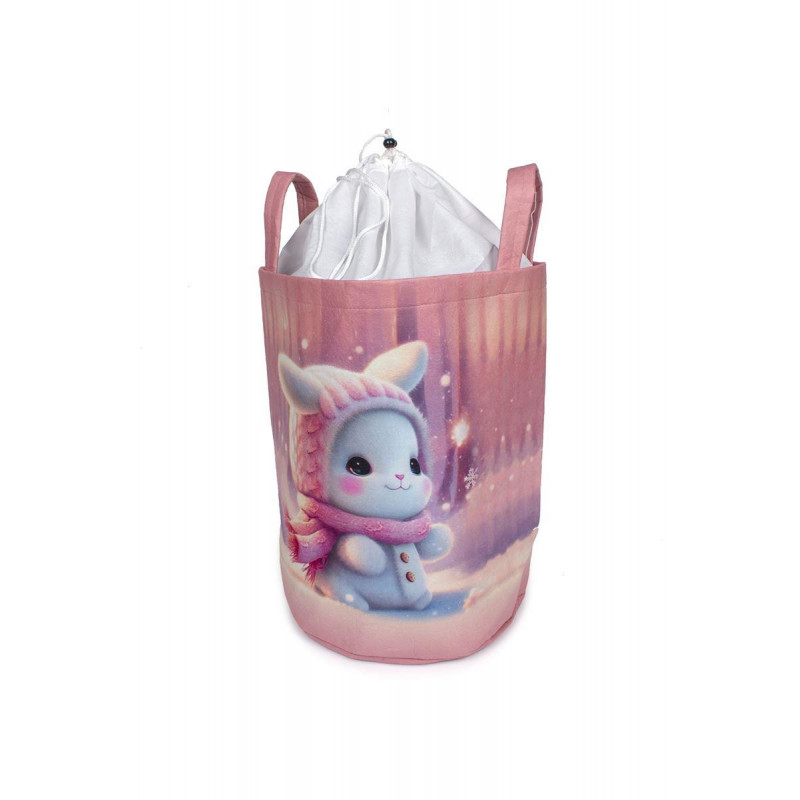 Η φωτογραφία δείχνει Υφασμάτινο καλάθι αποθήκευσης για την τακτοποίηση του παιδικού-βρεφικού δωματίου, διαστάσεων 50X30X45 cm και χωρητικότητας έως 32L με χρωματιστό σχέδιο ψηφιακής εκτύπωσης για να ομορφαίνει το δωμάτιο.