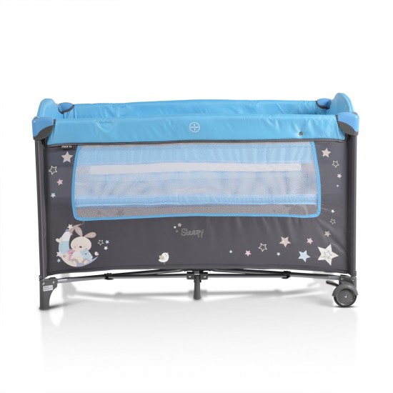 Κατάλληλο για χρήση από 0+ μηνών, έως 15kgΣταθερό παρκοκρέβατο 2 επιπέδων (το 2ο επίπεδο κατάλληλο για ηλικία από 0-6 μηνών)Το 2ο επίπεδο κουμπώνει με φερμουάρΑλλαξιέραΤέντα με 3 παιχνίδιαΠλαϊνή είσοδος με φερμουάρΤσάντα μεταφοράςΣτρώμα με πάχος 1.