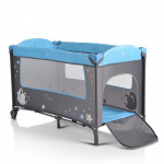 Κατάλληλο για χρήση από 0+ μηνών, έως 15kgΣταθερό παρκοκρέβατο 2 επιπέδων (το 2ο επίπεδο κατάλληλο για ηλικία από 0-6 μηνών)Το 2ο επίπεδο κουμπώνει με φερμουάρΑλλαξιέραΤέντα με 3 παιχνίδιαΠλαϊνή είσοδος με φερμουάρΤσάντα μεταφοράςΣτρώμα με πάχος 1.