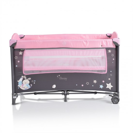 Κατάλληλο για χρήση από 0+ μηνών, έως 15kgΣταθερό παρκοκρέβατο 2 επιπέδων (το 2ο επίπεδο κατάλληλο για ηλικία από 0-6 μηνών)Το 2ο επίπεδο κουμπώνει με φερμουάρΑλλαξιέραΤέντα με 3 παιχνίδιαΠλαϊνή είσοδος με φερμουάρΤσάντα μεταφοράςΣτρώμα με πάχος 1.