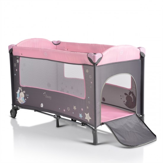 Κατάλληλο για χρήση από 0+ μηνών, έως 15kgΣταθερό παρκοκρέβατο 2 επιπέδων (το 2ο επίπεδο κατάλληλο για ηλικία από 0-6 μηνών)Το 2ο επίπεδο κουμπώνει με φερμουάρΑλλαξιέραΤέντα με 3 παιχνίδιαΠλαϊνή είσοδος με φερμουάρΤσάντα μεταφοράςΣτρώμα με πάχος 1.