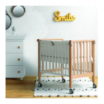 Η φωτογραφία δείχνει H ιταλική εταιρεία PALI συστήνει τη συλλογή Win η οποία λειτουργεί σαν μια ολοκληρωμένη πρόταση:Λίκνο συγκοίμησης διαστάσεων 90χ73cmΚατασκευασμένο από 100% μασίφ ξύλο οξιάς.