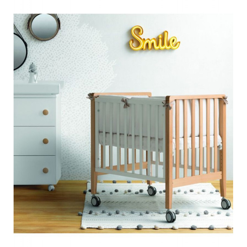 Η φωτογραφία δείχνει H ιταλική εταιρεία PALI συστήνει τη συλλογή Win η οποία λειτουργεί σαν μια ολοκληρωμένη πρόταση:Λίκνο συγκοίμησης διαστάσεων 90χ73cmΚατασκευασμένο από 100% μασίφ ξύλο οξιάς.