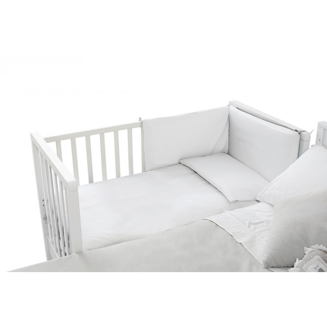 Η φωτογραφία δείχνει H ιταλική εταιρεία PALI συστήνει τη συλλογή Win η οποία λειτουργεί σαν μια ολοκληρωμένη πρόταση:Λίκνο συγκοίμησης διαστάσεων 90χ73cmΚατασκευασμένο από 100% μασίφ ξύλο οξιάς.