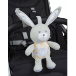 Συνιστώμενη ηλικία 0m+Το λαγουδάκι με μελωδία, εκτός του ότι είναι ιδανικό για να συνοδεύει το μωρό την ώρα του ύπνου, είναι επίσης ένας απαλός σύντροφος για αγκαλιές και χάδια!Το απαλό λαγουδάκι με βελούδινη υφή, διασκεδάζει και χαλαρώνει το μωρό με ελαφριά και μελωδικά εφέ.