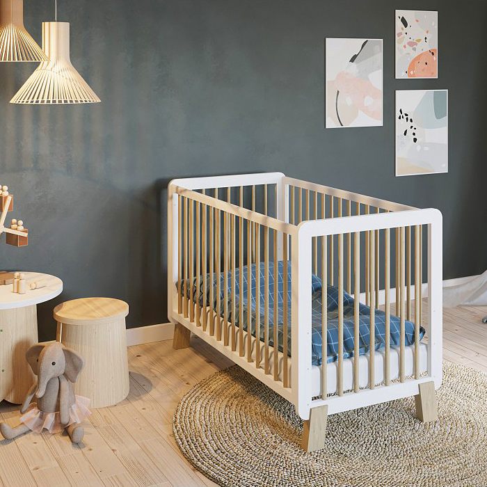 Η φωτογραφία δείχνει Κούνια εσωτερικών διαστάσεων 120x60 cmΚατασκευασμένο από μασίφ ξύλο πεύκουΚατασκευασμένο στην Ευρώπη σύμφωνα με τις ευρωπαϊκές οδηγίες ασφαλείαςΠιστοποίηση FSC για την διαχείριση δασικών προϊόντωνΜοντέρνα κατασκευή Προστατευτικό οδοντοφυΐας3 επίπεδα στρώματοςΕξωτερικές διασ