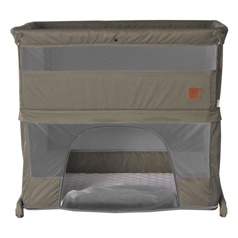 Το Side to Side Plus 2in1 είναι το νέο λίκνο-παρκοκρέβατο της Bebe Stars όπου το μωρό σας μπορεί να κοιμηθεί με ασφάλεια στο λίκνο του, ενώ μπορείτε να είστε δίπλα του, να νιώθει προστασία και να το θηλάζετε με άνεση.