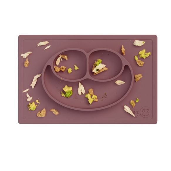 Το Happy Mat είναι το πρώτο και βραβευμένο σκεύος φαγητού της Ezpz! Η φατσούλα χωρίζει τα φαγητά σε τρία χωρίσματα, έτσι το φαγητό δεν ανακατεύεται και δεν ακουμπάει η μία τροφή την άλλη, έτσι  νιώθουν περισσότερο ανεξάρτητοι και έτοιμοι να για νέες δοκιμές! Και η μανούλα μπορεί να βάλει σ