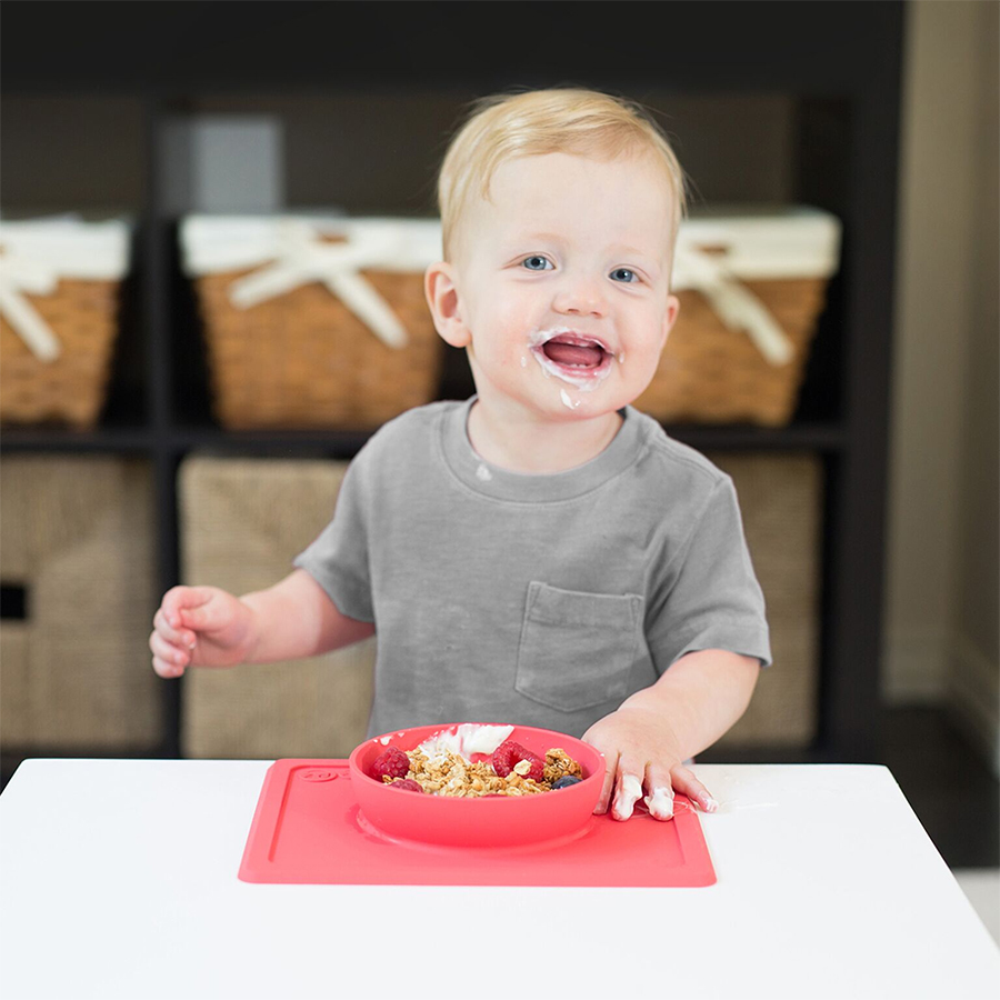 Τα Mini Bowl βοηθάνε τα νήπια από 12+ μηνών να τρώνε μόνα τους χωρίς βοήθεια και χωρίς να δημιουργούν χάος!Το να μάθουν τα παιδιά να τρώνε μόνα τους, να ανεξαρτητοποιούνται και να μην δημιουργούν χάος παντού.