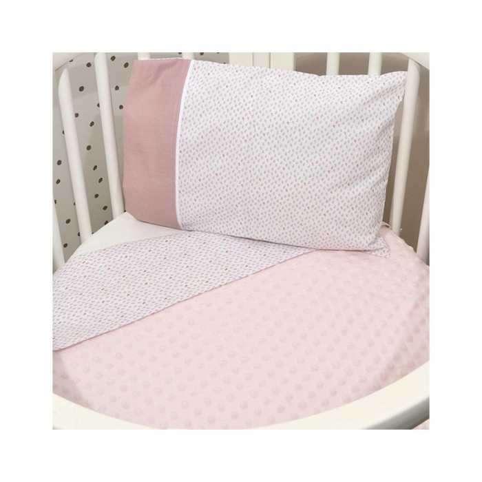 Η φωτογραφία δείχνει Κουβέρτα διπλής όψης : Μπροστινή πλευρά εμπριμέ βαμβακερό ύφασμα - Πίσω πλευρά minky μονόχρωμο 100% polyester με πιστοποίηση Oekotex - Συσκευασία σε κουτί 