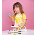 Καλέστε τις φίλες σας για καφέ και κεράστε τα πιο λαχταριστά donut!Αυτό παιχνίδι με τα υπέροχα χρώματα και τα σχήματα καλλιεργεί τη φαντασία των παιδιών και μαθαίνουν μέσα από το παιχνίδι.