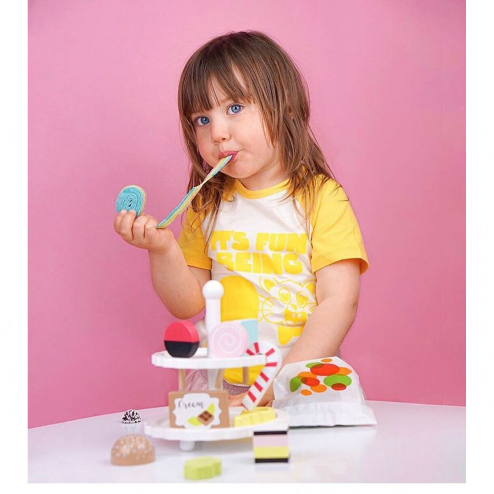 Καλέστε τις φίλες σας για καφέ και κεράστε τα πιο λαχταριστά donut!Αυτό παιχνίδι με τα υπέροχα χρώματα και τα σχήματα καλλιεργεί τη φαντασία των παιδιών και μαθαίνουν μέσα από το παιχνίδι.