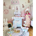 Το πιο συναρπαστικό παιχνίδι είναι αυτό το παγωταζίδικο! Το όνειρο κάθε παιδιού!Μια δική τους επιχείρηση να φτιάχνουν και να πουλάνε τα παγωτά τους!Ξυλάκια, χωνακια, γεύσεις και σιρόπια για ολα τα γούστα!Έχει τέλειο μέγεθος για να φτάνουν τα παιδάκια, ξύλινα παγωτάκια που μπορούν να κρατήσουν τα μικ