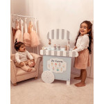 Το πιο συναρπαστικό παιχνίδι είναι αυτό το παγωταζίδικο! Το όνειρο κάθε παιδιού!Μια δική τους επιχείρηση να φτιάχνουν και να πουλάνε τα παγωτά τους!Ξυλάκια, χωνακια, γεύσεις και σιρόπια για ολα τα γούστα!Έχει τέλειο μέγεθος για να φτάνουν τα παιδάκια, ξύλινα παγωτάκια που μπορούν να κρατήσουν τα μικ