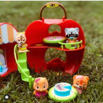 Το υπέροχο μηλαράκι γίνεται ένας υπέροχος φούρνος ή καφετέρια για το δάσος σας!Όταν είναι κλειστό είναι ένα όμορφο μηλαράκι που στην βιτρίνα βλέπετε τις λιχουδιές που έχει μέσα.