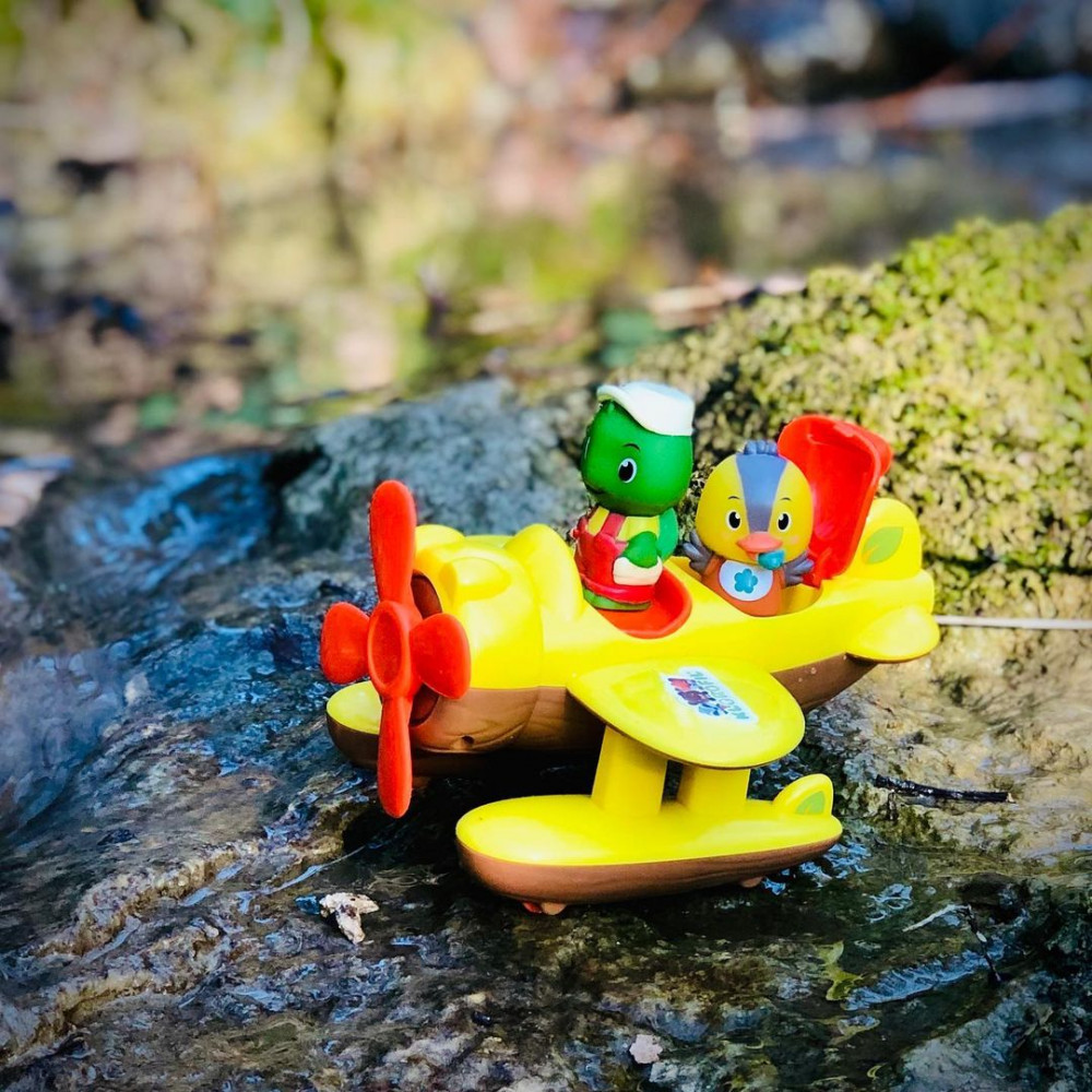 Με το υδρόπλανο της Klorofil το παιχνίδι τους θα πάει στα ύψη! Γνωρίζετε τα υδρόπλανα; Το υδροπλάνο είναι ένα μηχανοκίνητο αεροσκάφος ικανό να απογειώνεται και να προσγειώνεται στο νερό! Κρύβει όμως και μία έκπληξη.