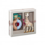 Αυτό το πανέμορφο σετ δώρου περιλαμβάνει την αγαπημένη μας Σόφι φτιαγμένη από 100% φυσικό καουτσούκ, το πιο διάσημο παιχνίδι στον κόσμο που διεγείρει όλες τις αισθήσεις του μωρούκαι μια μαλακή κουδουνίστρα με χάντρες για να διασκεδάζει το μωρό.