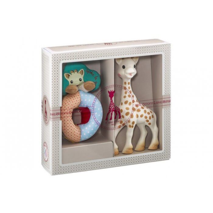 Αυτό το πανέμορφο σετ δώρου περιλαμβάνει την αγαπημένη μας Σόφι φτιαγμένη από 100% φυσικό καουτσούκ, το πιο διάσημο παιχνίδι στον κόσμο που διεγείρει όλες τις αισθήσεις του μωρούκαι μια μαλακή κουδουνίστρα με χάντρες για να διασκεδάζει το μωρό.
