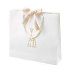 Αυτό το πανέμορφο σετ δώρου περιλαμβάνει την αγαπημένη μας Σόφι φτιαγμένη από 100% φυσικό καουτσούκ, το πιο διάσημο παιχνίδι στον κόσμο που διεγείρει όλες τις αισθήσεις του μωρούκαι μια μαλακή κουδουνίστρα με χάντρες για να διασκεδάζει το μωρό.