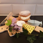 JABADABADO ΞΥΛΙΝΟ ΣΕΤ TAPASΠροσκαλέστε την οικογένεια και τους φίλους σας για ένα τέλειο δείπνο με τάπας!Υπέροχα μεζεδάκια με θαλασσινά, φρούτα, τυριά και κράκερ που κόβονται σε ίσα μέρη και βοηθάνε τα παιδιά να καλλιεργήσουν τη φαντασία τους και να μάθουν να μετρούν.