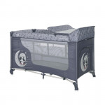 Η φωτογραφία δείχνει ΠΑΡΚΟΚΡΕΒΑΤΟ 2 ΕΠΙΠΕΔΩΝ ΤΗΣ ΕΤΑΙΡΕΙΑΣ LORELLI ΜΕ ΑΦΑΙΡΟΥΜΕΝΗ ΑΛΛΑΞΙΕΡΑΑΝΑΛΥΤΙΚΑ ΧΑΡΑΚΤΗΡΙΣΤΙΚΑ:Δεύτερο επίπεδο με φερμουάρ Ρόδες απο την μία μεριά για εύκολη μετακίνησηΑλλαξιέρα για αλλαγή πάναςΣτρώμα κατάλληλο μόνο για παιχνίδιΠλευρικό άνοιγμα με φερμουάρΠτυσσόμενο στο μικ