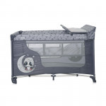 Η φωτογραφία δείχνει ΠΑΡΚΟΚΡΕΒΑΤΟ 2 ΕΠΙΠΕΔΩΝ ΤΗΣ ΕΤΑΙΡΕΙΑΣ LORELLI ΜΕ ΑΦΑΙΡΟΥΜΕΝΗ ΑΛΛΑΞΙΕΡΑΑΝΑΛΥΤΙΚΑ ΧΑΡΑΚΤΗΡΙΣΤΙΚΑ:Δεύτερο επίπεδο με φερμουάρ Ρόδες απο την μία μεριά για εύκολη μετακίνησηΑλλαξιέρα για αλλαγή πάναςΣτρώμα κατάλληλο μόνο για παιχνίδιΠλευρικό άνοιγμα με φερμουάρΠτυσσόμενο στο μικ