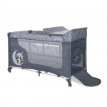 Η φωτογραφία δείχνει ΠΑΡΚΟΚΡΕΒΑΤΟ 2 ΕΠΙΠΕΔΩΝ ΤΗΣ ΕΤΑΙΡΕΙΑΣ LORELLI ΜΕ ΑΦΑΙΡΟΥΜΕΝΗ ΑΛΛΑΞΙΕΡΑΑΝΑΛΥΤΙΚΑ ΧΑΡΑΚΤΗΡΙΣΤΙΚΑ:Δεύτερο επίπεδο με φερμουάρ Ρόδες απο την μία μεριά για εύκολη μετακίνησηΑλλαξιέρα για αλλαγή πάναςΣτρώμα κατάλληλο μόνο για παιχνίδιΠλευρικό άνοιγμα με φερμουάρΠτυσσόμενο στο μικ