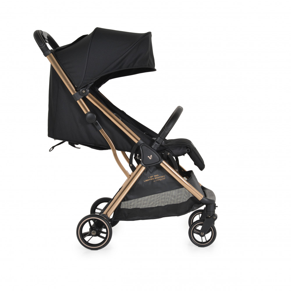 Η φωτογραφία δείχνει Το καρότσι Easy Fold είναι εξαιρετικά συμπαγές, ελαφρύ και μοντέρνο με καινοτόμο και εξαιρετικό σύστημα αναδίπλωσης για να απλοποιήσει πραγματικά τη ζωή σας.