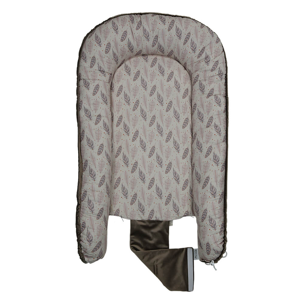 Μια φωλίτσα η οποία αγκαλιάζει το μωρό σας, από τη γέννηση του δημιουργώντας ευχάριστη ατμόσφαιρα στον ύπνο του.