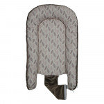 Μια φωλίτσα η οποία αγκαλιάζει το μωρό σας, από τη γέννηση του δημιουργώντας ευχάριστη ατμόσφαιρα στον ύπνο του.