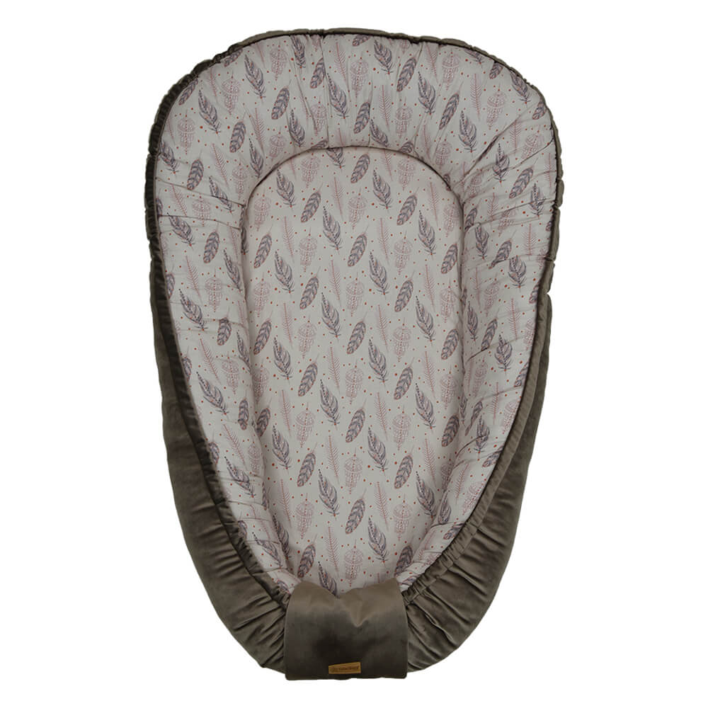 Μια φωλίτσα η οποία αγκαλιάζει το μωρό σας, από τη γέννηση του δημιουργώντας ευχάριστη ατμόσφαιρα στον ύπνο του.