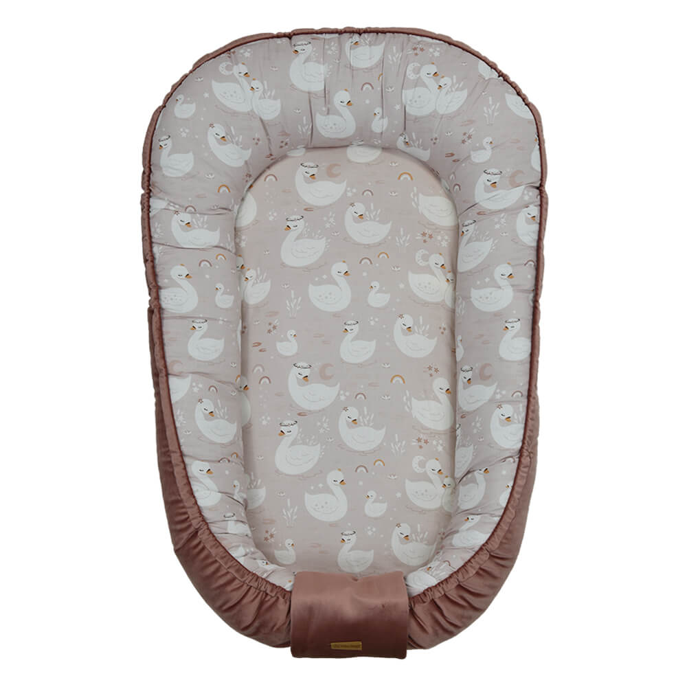 Μια φωλίτσα η οποία αγκαλιάζει το μωρό σας, από τη γέννηση του δημιουργώντας ευχάριστη ατμόσφαιρα στον ύπνο του.