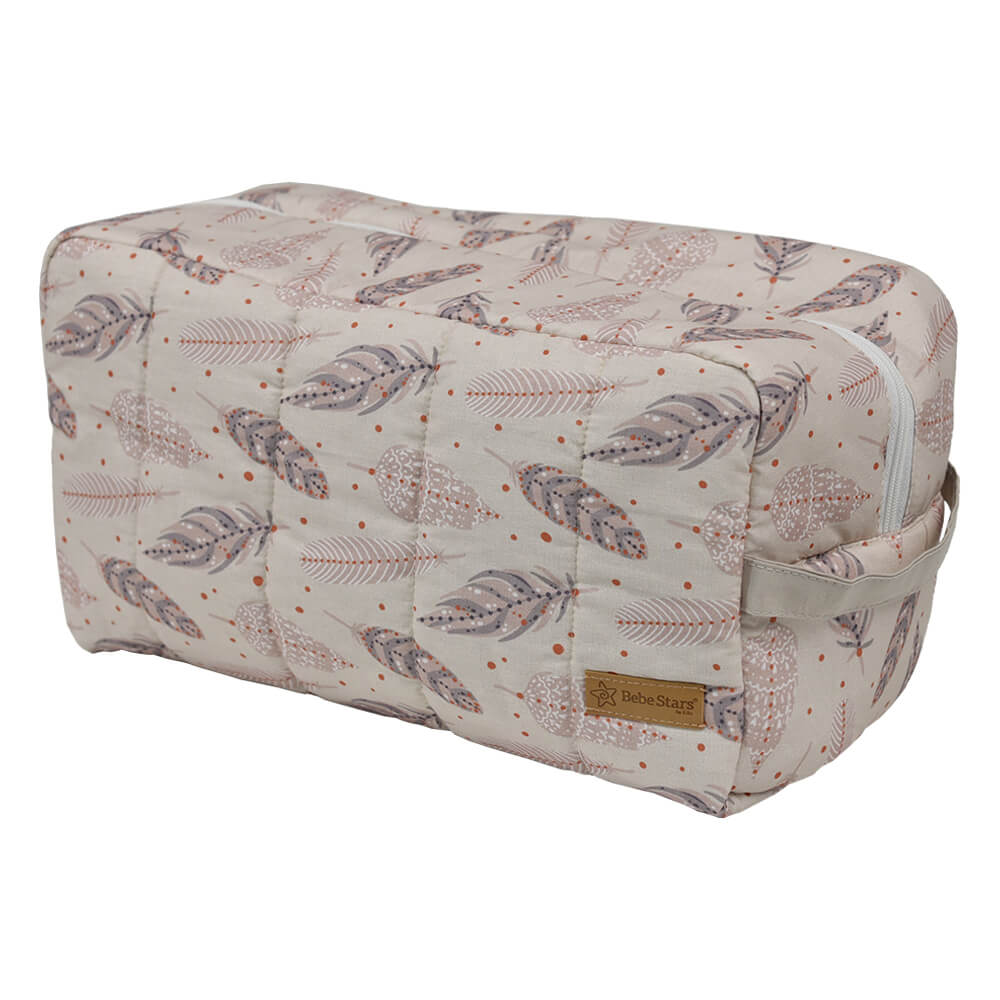 Ένα πρακτικό νεσεσέρ σχεδιάστηκε από τη Bebe Stars, ώστε να μπορούν να τοποθετηθούν όλα τα απαραίτητα αξεσουάρ και προϊόντα περιποίησης του μωρού και τα δικά σας, ώστε να βρίσκονται συγκεντρωμένα και οργανωμένα στην κάθε σας βόλτα ή ταξίδι.