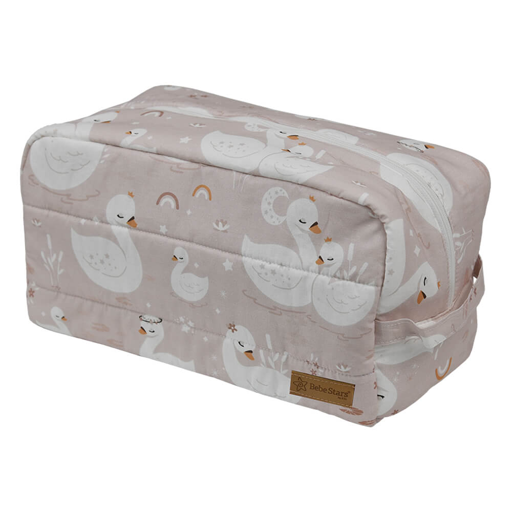 Ένα πρακτικό νεσεσέρ σχεδιάστηκε από τη Bebe Stars, ώστε να μπορούν να τοποθετηθούν όλα τα απαραίτητα αξεσουάρ και προϊόντα περιποίησης του μωρού και τα δικά σας, ώστε να βρίσκονται συγκεντρωμένα και οργανωμένα στην κάθε σας βόλτα ή ταξίδι.