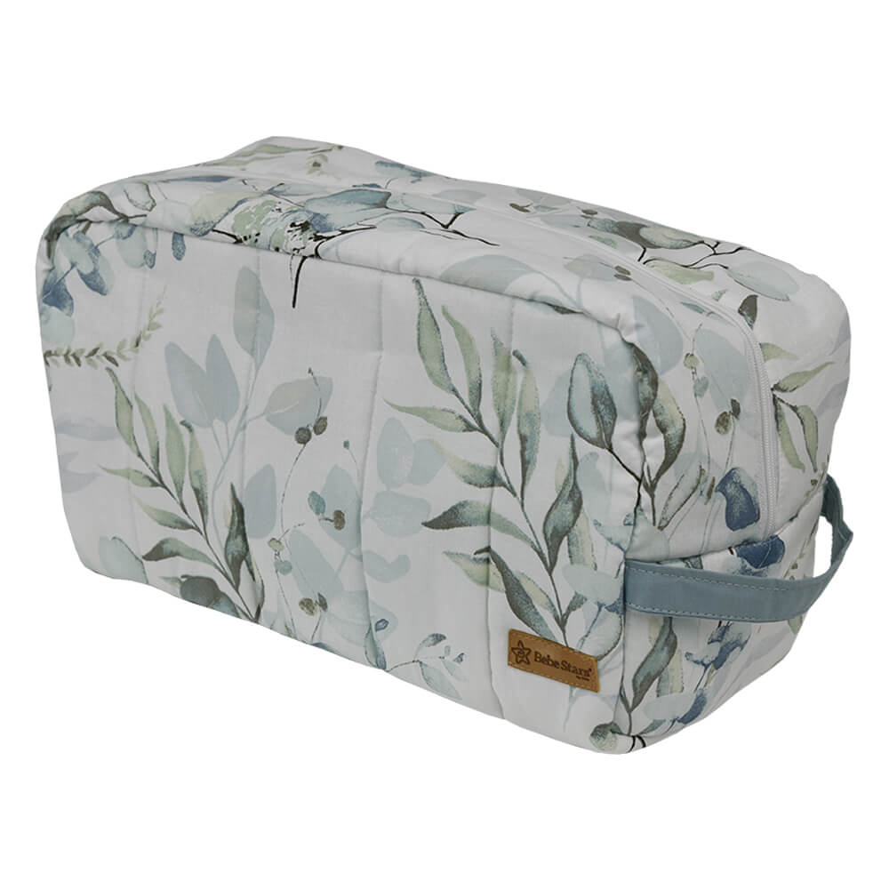 Η φωτογραφία δείχνει Ένα πρακτικό νεσεσέρ σχεδιάστηκε από τη Bebe Stars, ώστε να μπορούν να τοποθετηθούν όλα τα απαραίτητα αξεσουάρ και προϊόντα περιποίησης του μωρού και τα δικά σας, ώστε να βρίσκονται συγκεντρωμένα και οργανωμένα στην κάθε σας βόλτα ή ταξίδι.