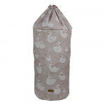 Το καλάθι παιχνιδιών που δημιούργησε η Bebe Stars αποτελεί μία πρακτική λύση για την αποθήκευση και τη μεταφορά των παιχνιδιών των παιδιών σας, εξοικονομώντας χώρο στο παιδικό ή βρεφικό δωμάτιο.