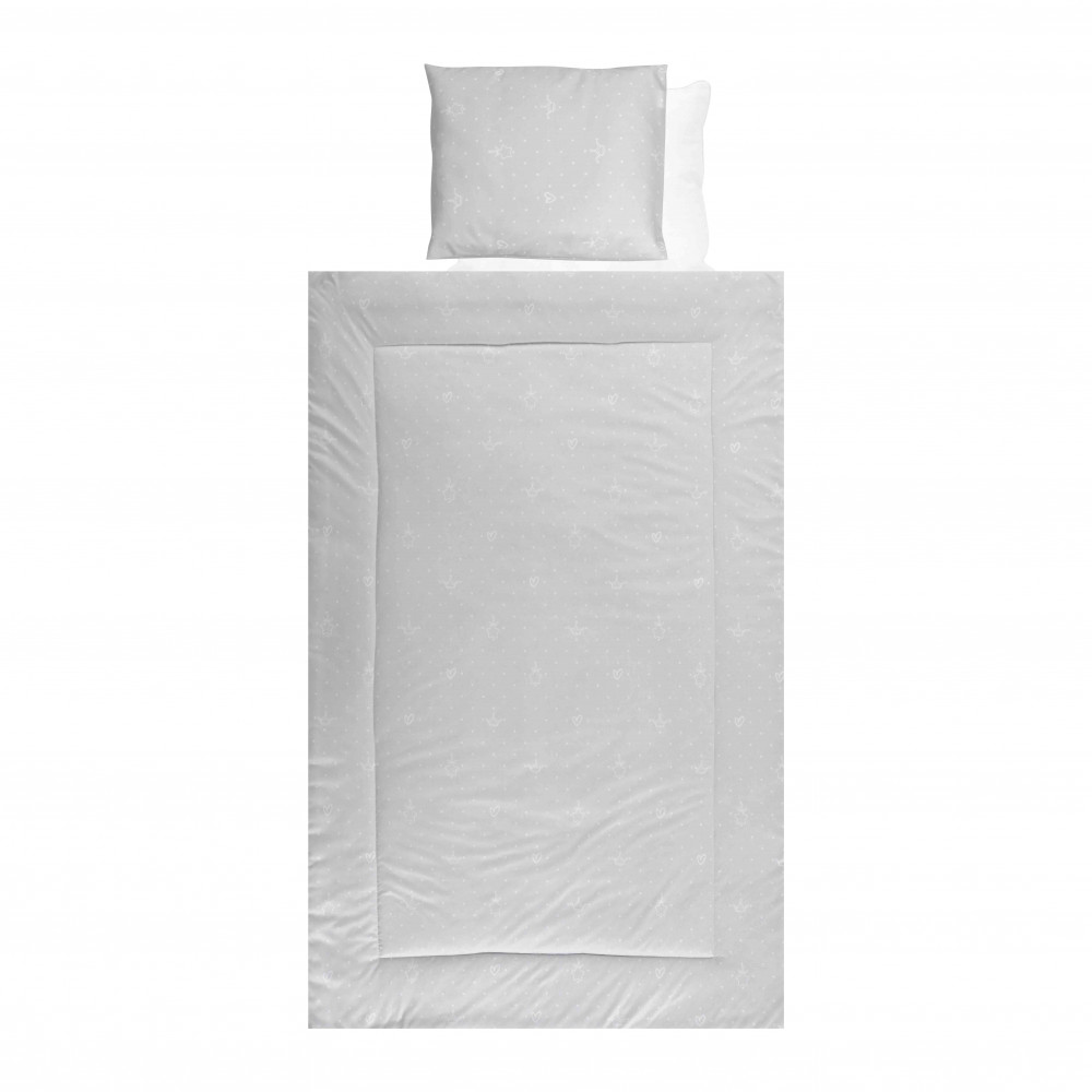 Βρεφικό σετ 4 τεμαχιών της εταιρείας Lorelli κατασκευασμένο απο 100% υποαλλεργικά και βαμβακερά υφάσματαΠεριλαμβάνει:Πάπλωμα: 97x145cmΜαξιλάρι: 35x43cm (100% Polyester)Μαξιλαροθήκη: 35x43cmΣεντόνι: 100x150cm (100% Βαμβάκι)