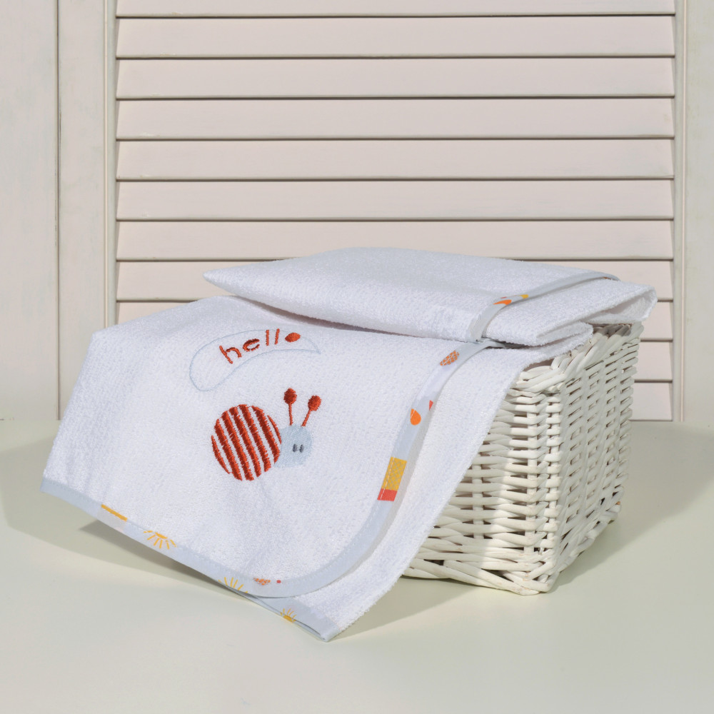  ΣΕΛΤΕΔΑΚΙ ΜΕ ΚΕΝΤΗΜΑ ΤΗΣ ΕΤΑΙΡΕΙΑΣ BABY OLIVER100% βαμβάκι με βάση pvc χωρίς φθαλικές ουσίες Διαστάσεις: 50x70 190 ΓΡΜ/ΤΜ Συσκευασία: σε σακούλα