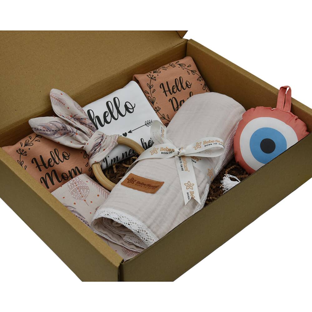 Η φωτογραφία δείχνει Το πιο αξιολάτρευτο σετ δώρου 7 τεμαχίων της Bebe Stars με τα πρώτα ρουχαλάκια του νεογέννητου, ένα «must have» για τις νέες μανούλες, καθώς περιλαμβάνει:– 3 φορμάκια (0-3μηνών) κοντομάνικα με τύπωμα( Hello mom , Hello dad , Hello I’m new here)– 1 μοντέρνα σαλιάρα διπλής όψεως,–