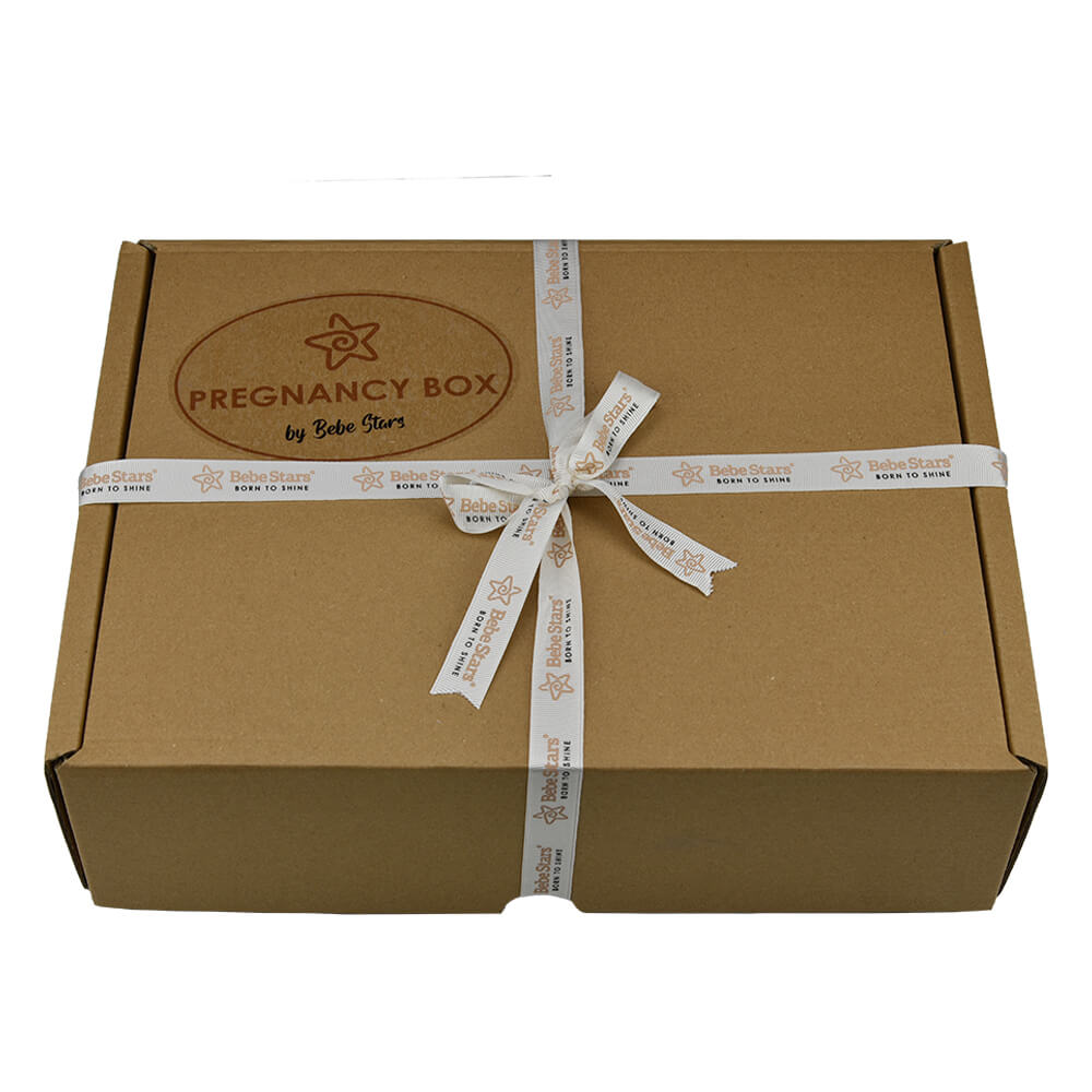 Η φωτογραφία δείχνει Το πιο αξιολάτρευτο σετ δώρου 7 τεμαχίων της Bebe Stars με τα πρώτα ρουχαλάκια του νεογέννητου, ένα «must have» για τις νέες μανούλες, καθώς περιλαμβάνει:– 3 φορμάκια (0-3μηνών) κοντομάνικα με τύπωμα( Hello mom , Hello dad , Hello I’m new here)– 1 μοντέρνα σαλιάρα διπλής όψεως,–