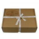 Η φωτογραφία δείχνει Το πιο αξιολάτρευτο σετ δώρου 7 τεμαχίων της Bebe Stars με τα πρώτα ρουχαλάκια του νεογέννητου, ένα «must have» για τις νέες μανούλες, καθώς περιλαμβάνει:– 3 φορμάκια (0-3μηνών) κοντομάνικα με τύπωμα( Hello mom , Hello dad , Hello I’m new here)– 1 μοντέρνα σαλιάρα διπλής όψεως,–