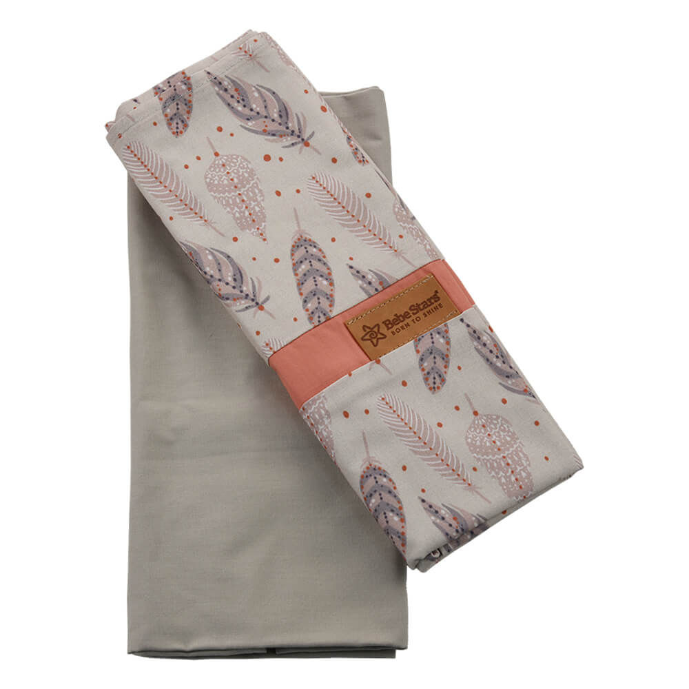 Η φωτογραφία δείχνει Το σετ σεντονιών (2 τμχ) της Bebe Stars κατάλληλο για λίκνο και καλαθούνα, αποτελείται από ένα κατωσέντονο και ένα πανωσέντονο.