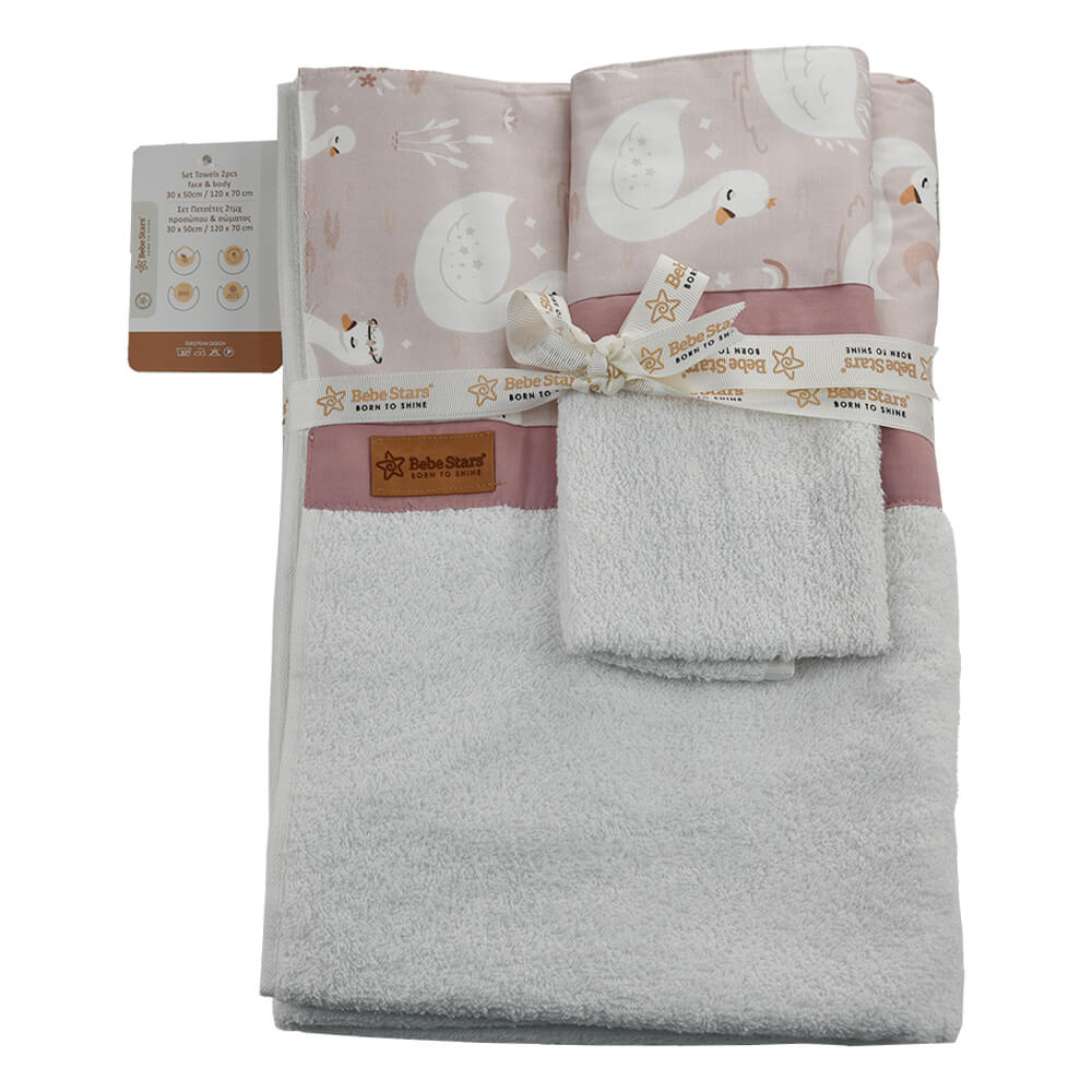 Η φωτογραφία δείχνει Το σετ πετσέτας  (2τμχ) της Bebe Stars,  είναι η τέλεια λύση για γονείς που θέλουν να τυλίξουν το μικρό τους με ζεστασιά και απαλότητα αμέσως μετά το μπάνιο και να προσφέρουν τη μέγιστη άνεση στο δέρμα του μωρού τους.